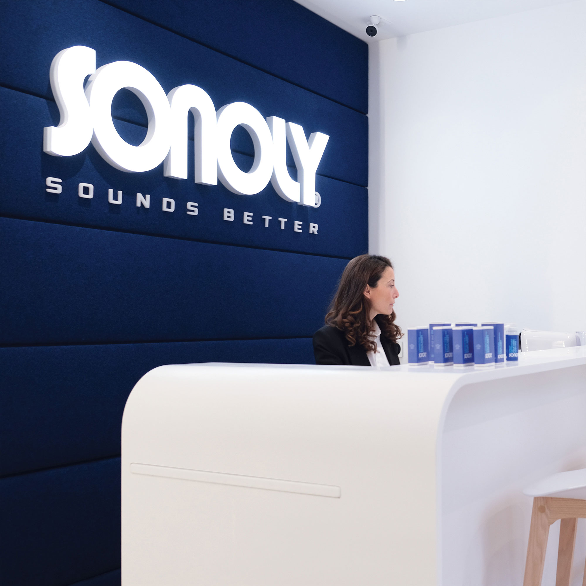 Sonoly-sounds-better-audiologistes-casques-hd-appareils-auditifs-protection-auditive-Photos-magasin-SONOLY-Clichy-IMAGES-02